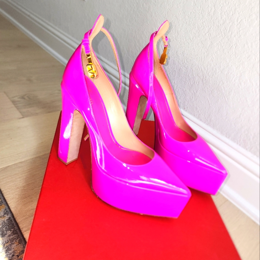 Valentino Garavani Platform size 40.5